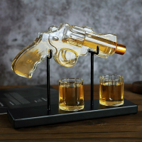 Nieuw pistoolmodel Creative Glass Wine Bottle Red Wine Decanter 2 bekers en houten beugels Glas van glazen wijnverdeler