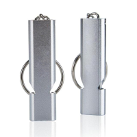 Noodfluitje van aluminium met dubbele buizen en sleutelhanger voor outdoor survival, kamperen, varen en vissen.