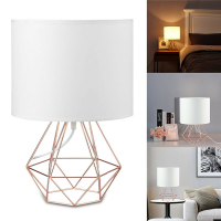 Uitgeholde moderne woonkamer slaapkamer nachtkastje lamp bureaulamp met lampenkap
