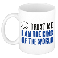 Cadeau koffie/thee mok   trust me King of the world   blauw   keramiek   300 ml
