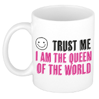 Cadeau koffie/thee mok   trust me Queen of the world   roze   keramiek   300 ml