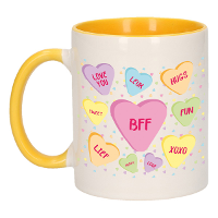 Cadeau koffiemok voor bff   hartjes snoepjes   geel   verjaardag kado   vrienden/vriendin