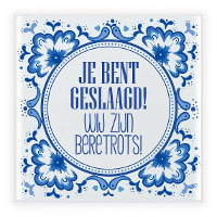 Geslaagd cadeau tegel   wij zijn beretrots!   Delfts blauw   keramiek   15 cm