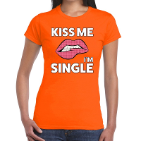 Kiss me i am single t shirt oranje dames