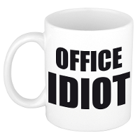 Office idiot koffiemok   theebeker in zwarte blokletters   300 ml   kantoorhumor