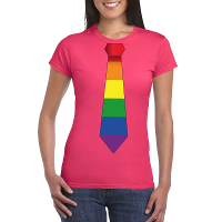 Roze t shirt met regenboog vlag stropdas dames