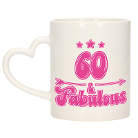 Verjaardag cadeau mok 60 jaar   geweldig   roze   hartjes handvat   300 ml   Keramiek