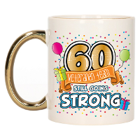 Verjaardag cadeau mok 60 jaar   goud   veteranen team   300 ml   keramiek