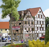 Busch 1668 H0 Verfallenes stadshuis