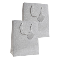 Set van 4x stuks luxe papieren giftbags/cadeau tasjes zilver met glitters 21 x 26 x 10 cm