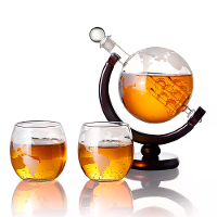 Creatieve Globe Decanteerset met Loodvrije Karaffe, Exquisite Houten Stand, 2 Glazen, Whisky Decanter Globe Grade Cadeau