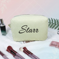 Striped Name Pouch – Gepersonaliseerd & Stijlvol – Make up Tas Geel / Middel (18x11x7cm) | Educatief Speelgoed