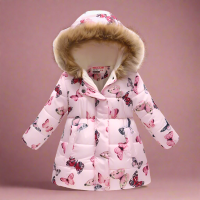CozyTrend – Elegant & Knus – Gewatteerde Winterjas voor meisjes Lichtroze vlinders / 130 (6 7 jaar) | Educatief Speelgoed