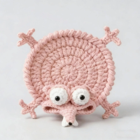 FunnyCritter – Grappig & Uniek – Gehaakte Dieren Onderlegger Roze Coyote | Educatief Speelgoed