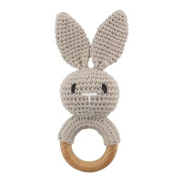 CuddleRattle – Zacht & Speels – Gehaakte Baby Rammelaar met Houten Ring Grijs konijntje | Educatief Speelgoed