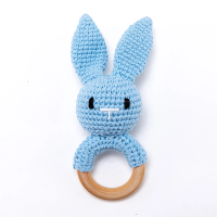 CuddleRattle – Zacht & Speels – Gehaakte Baby Rammelaar met Houten Ring Blauw Konijntje | Educatief Speelgoed