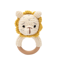 CuddleRattle – Zacht & Speels – Gehaakte Baby Rammelaar met Houten Ring Gele Leeuw | Educatief Speelgoed
