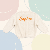 Personalized Baby Sweater – Uniek & Liefdevol – Geborduurde Gepersonaliseerde Baby Trui Melkwit / 110 (4–5 jaar) | Educatief Speelgoed