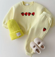 Mini Fashion™   Aardbei Sweater Licht Geel (broek en trui) / 130 (6 jaar) | Educatief Speelgoed
