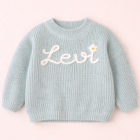 TinyStitch – Gepersonaliseerde Gebreide Naamtrui voor Kinderen Lichtblauw   witte opdruk / 60 (0–3 maanden) / Margriet | Educatief Speelgoed