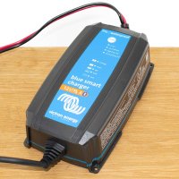 Blue Smart IP65 Acculader 12/15
