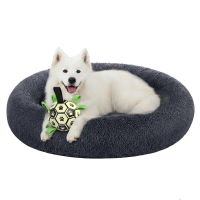 JOYFURNOS Zacht pluche kalmerend hondenbenchbed met afneembare, machinewasbare hoes, donkergrijs, 120 x 20 cm en glow in the dark interactief voetbalhondenspeelgoed
