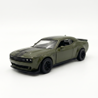 Realistische CCA Dodge Challenger 1:44 modelauto van metaallegering – legergroene afwerking, terugtrekfunctie, openslaande deuren, klaar om cadeau te geven, Halloween  en kerstcadeaus