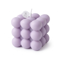 Geurkaars   Grote kubusvorm, transparante verzegelde verpakking, lichtpaarse kleur, jeneverbes lavendelgeur, 6,3 x 6,3 x 5,9 cm, 1 stuk