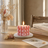 Geurkaars   Grote kubusvorm, transparante verzegelde verpakking, roze kleur, witte perzik oolonggeur, 6,3 x 6,3 x 5,9 cm, 1 stuk
