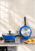 BUYDEEM gegoten aluminium koekenpan met antiaanbaklaag, snel en gelijkmatig opwarmende melkpan met glazen deksel, geschikt voor alle warmtebronnen, vrij van PFOA/PFAS, kookpan met koele handgreep, Cheflite serie, PL42, 26 cm, 2,4 L, Island Blue