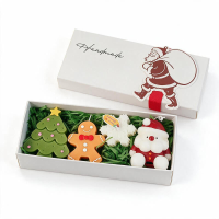 Geurkaars   Kerstcadeaubox (4 delige set) in Kerstman stijl Kerstboom: olijfgroene kleur, geur van Albizia, 6,8 x 2,6 x 8,5 cm Peperkoekmannetje: koekjeskleur, geur van koffie en melk, 5,6 x 2 x 6,9 cm Sneeuwvlok: witte kleur, geur van Engelse peer & fres
