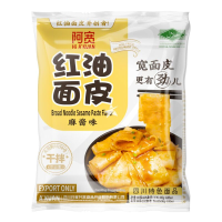 A KUAN Brede Noodles met Rode Olie en Sesampasta Smaak 115 g