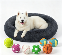 JOYFURNOS Zacht pluche kalmerend hondenbenchbed met afneembare, machinewasbare hoes, donkergrijs, 120 x 20 cm en interactieve knuffelbalset voor huisdieren 6 stuks