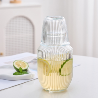 Set van glazen kannen met streepmotief: inclusief twee kannen van 1000 ml en twee glazen van 270 ml; een set doorzichtige kannen voor koude dranken, geschikt voor ijskoude drankjes.