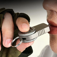 IPRee Titanium Legering Buiten Camping Redder Fluitje Dubbel Gat Camping Draagbare Sleutelhanger Multifunctionele Decomp