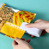 Kleine draagbare tas verzegelaar voor plastic verpakkingszakken. Witte mini verzegelingsclip voor thuisgebruik om voedse