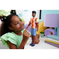 Mattel Barbie Fashionistas Ken pop   shirt met gekleurde patronen en trendy harten, bloemen pop