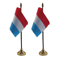 Nederland tafelvlaggetjes   2x stuks   10 x 15 cm   met gouden standaard   H27 cm   versiering
