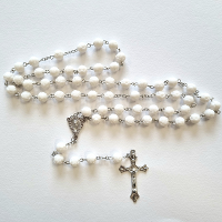 Rozenkrans ketting   met kruis   wit   58 cm   8 mm kralen