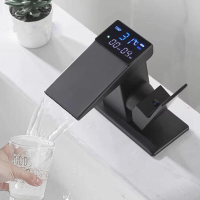 Slimme LED Digitaal Display Wasbak Kraan voor Warm Koud Water Temperatuur LED Wastafel Waterval Taps Badkamer Dek Mengkr
