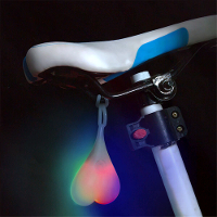 Waterdichte fietslichten voor 's nachts fietsen met 4 kleuren, gemaakt van siliconen en voorzien van 3 LED modi en een s