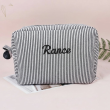Mijn Hummeltje Striped Name Pouch – Gepersonaliseerd & Stijlvol – Make up Tas Zwart / Middel (18x11x7cm) | Educatief Speelgoed