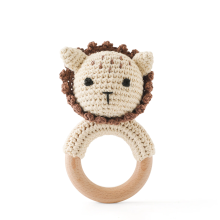 Mijn Hummeltje CuddleRattle – Zacht & Speels – Gehaakte Baby Rammelaar met Houten Ring Leeuw | Educatief Speelgoed