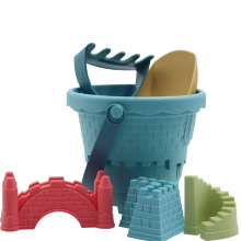 Mijn Hummeltje Beach Bucket Set™ – Zintuiglijk Zomerspel – Strandemmer met accessoires Blauw Zandkasteel | Educatief Speelgoed