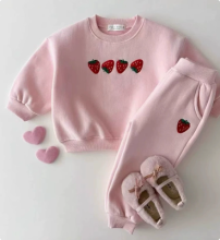 Mijn Hummeltje Mini Fashion™   Aardbei Sweater Licht Roze (broek en trui) / 130 (6 jaar) | Educatief Speelgoed