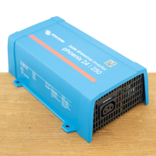 Victron Energy Phoenix 24/250 Omvormer   IEC contactdoos