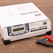 Acculader met voeding GYSFLASH 50.24 HF 2.5M