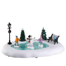Lemax   'Frosty Goes Ice Skating'   Tafelstuk met animatie   Exclusief adapter (Werkt op batterijen)