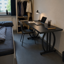 LANTINE vergadertafel voor 4 6 personen, 160 x 80 cm, rechthoekige tafel met stevig metalen frame, moderne industriële meubels voor studeerkamer en slaapkamer, geschikt voor thuiskantoor (zwart)