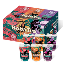 JENI bubbeltheebekermix gemengde smaken 6 bekers x 85 g (taro/2 bekers, melkthee/2 bekers, aardbei/2 bekers) PLAYB bubbeltheebekermix gemengde smaken 6 bekers x 85 g (taro/2 bekers, melkthee/2 bekers, aardbei/2 bekers)
